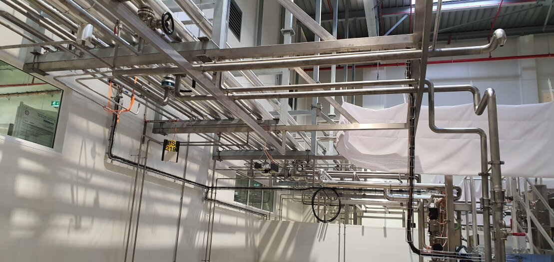 Montagem de rack de tubagens em unidade industrial