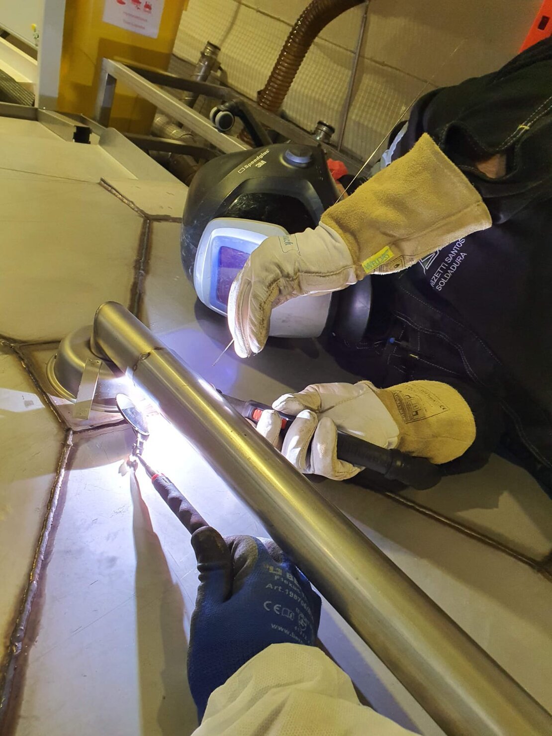 Soldador qualificado em tubagem industrial